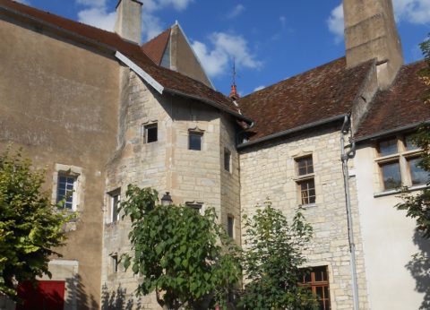 cour château Marnay