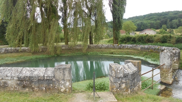 Flâner près de la Source de la Gourgeonne