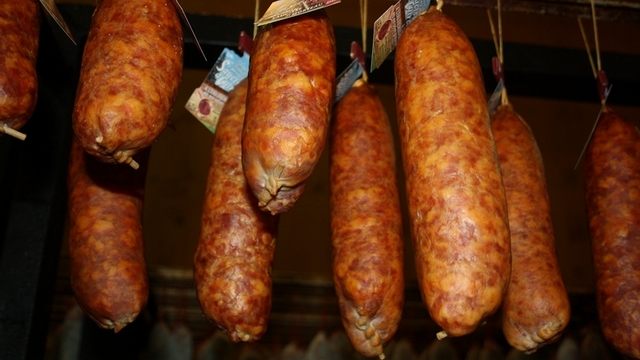 Franchement fumées, les saucisses et andouilles !